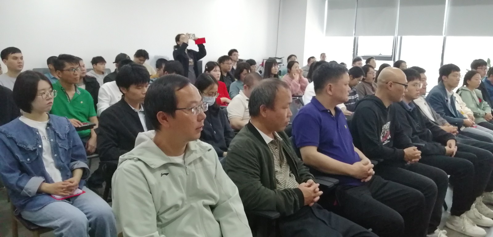 開(kāi)會(huì ).jpg